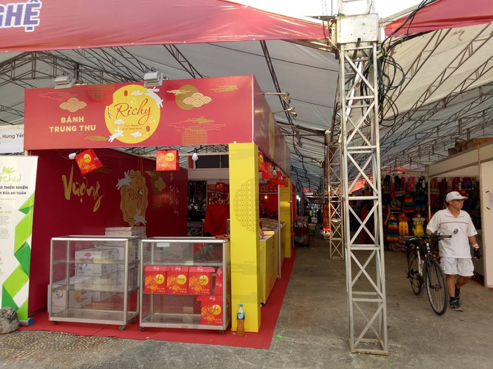 Trang trí đẹp nhưng quầy hàng của Richky cũng không thu hút được khách dừng chân…