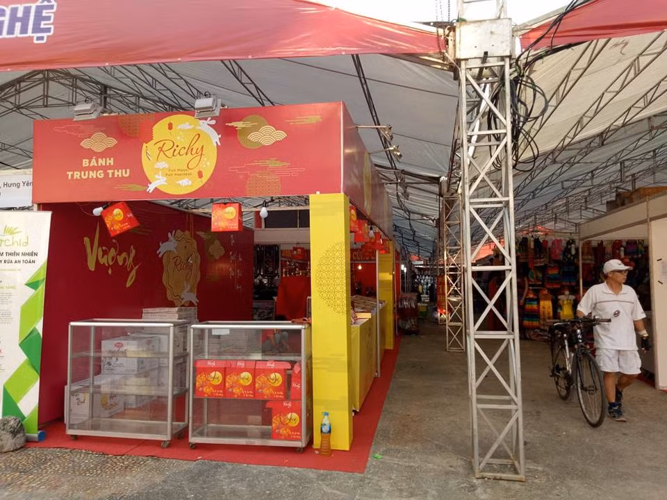 Trang trí đẹp nhưng quầy hàng của Richky cũng không thu hút được khách dừng chân…