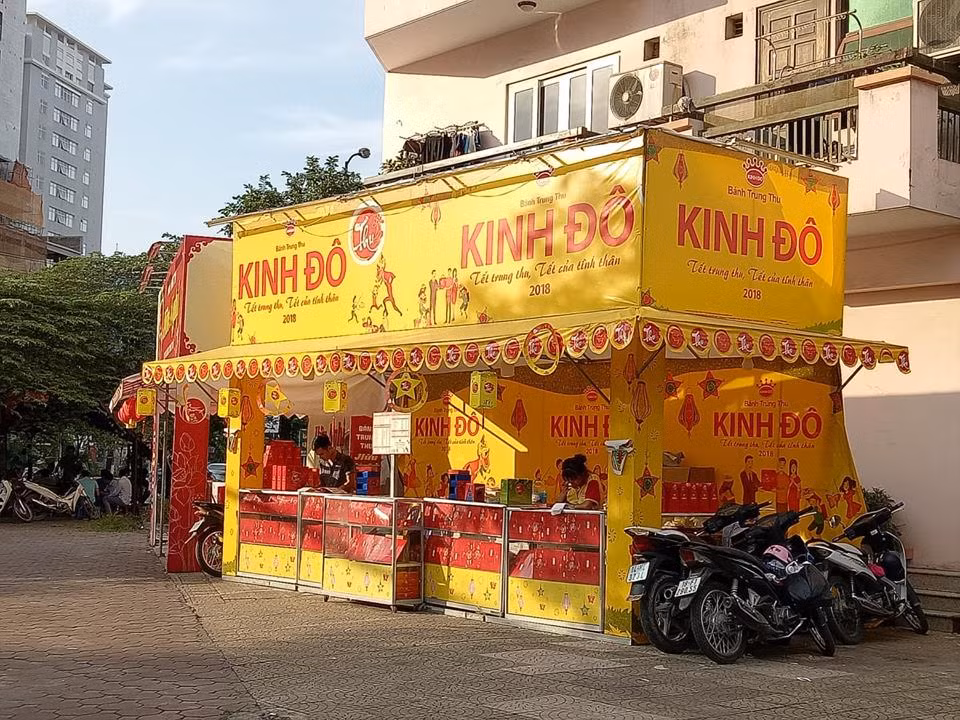 Chọn vị trí đẹp, rộng rãi tại khu Làng quốc tế Thăng Long (Trần Đăng Ninh) nhưng quầy bánh của Kinh Đô cũng khá trầm lắng.