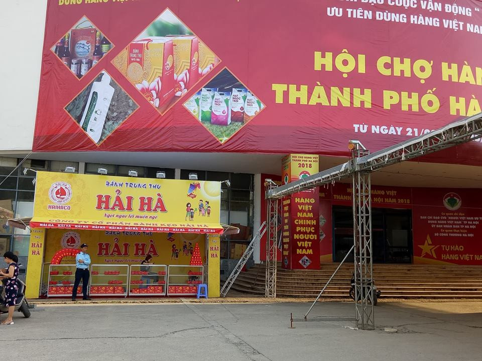 Nhiều cửa hàng bánh trung thu còn tìm vào trong Hội chợ Hàng Việt trên phố Hoàng Quốc Việt để mong có thể tiêu thụ nhiều hơn nhưng cũng không mấy khả quan.