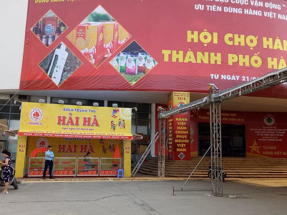 Nhiều cửa hàng bánh trung thu còn tìm vào trong Hội chợ Hàng Việt trên phố Hoàng Quốc Việt để mong có thể tiêu thụ nhiều hơn nhưng cũng không mấy khả quan.