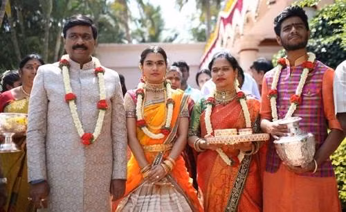 Cựu thủ tướng bang Karrnataka của Ấn Độ đã chi đến 74 triệu USD để tổ chức đám cưới xa hoa cho con gái, tuy nhiên ông đang hứng chịu sự chỉ trích của người dân khi đất nước này đang rơi vào khủng hoảng tiền mặt.