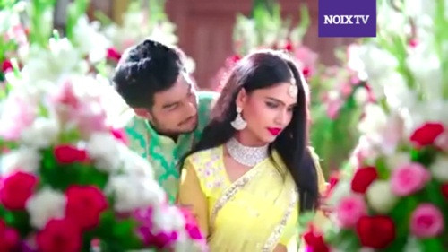 Chính sách này khiến hàng triệu người Ấn rơi vào cảnh thiếu tiền mặt và phải xếp hàng dài ngoài ngân hàng để đổi tiền. Trong khi đó, chính trị gia này lại đổ hàng đống tiền mặt vào tổ chức lễ cưới phung phí và xa hoa.