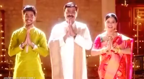 Các vị khách nhận được thiệp mời mạ vàng và được những chiếc xe kéo sang trọng đưa đón từ cổng vào. Hôn lễ cũng có sự góp mặt của các ngôi sao Bollywood.