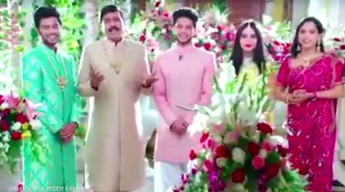 Dân chúng đã nổi khùng và phẫn nộ bởi lễ cưới diễn ra chỉ vài ngày sau khi chính phủ Ấn Độ thu hồi tất cả tờ tiền giấy mệnh giá 500 rupee và 1.000 rupee để phát hành tiền giấy mệnh giá 500 rupee và 2.000 rupee nhằm hạn chế hoạt động găm giữ trong bối cảnh khủng hoảng tiền mặt.