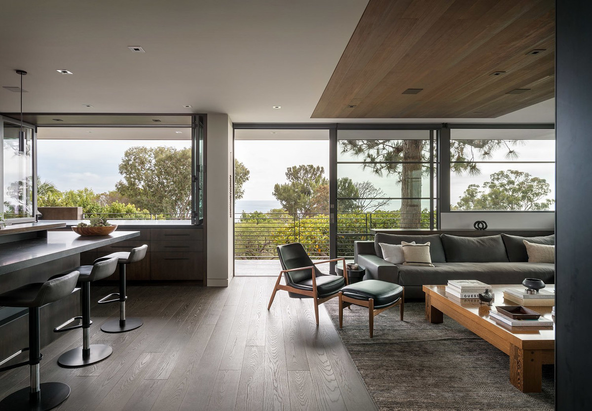 Cửa sổ kính trong suốt từ trần đến sàn đem đến tầm nhìn tuyệt đẹp ra bên ngoài. Ảnh: Aaron Leitz.