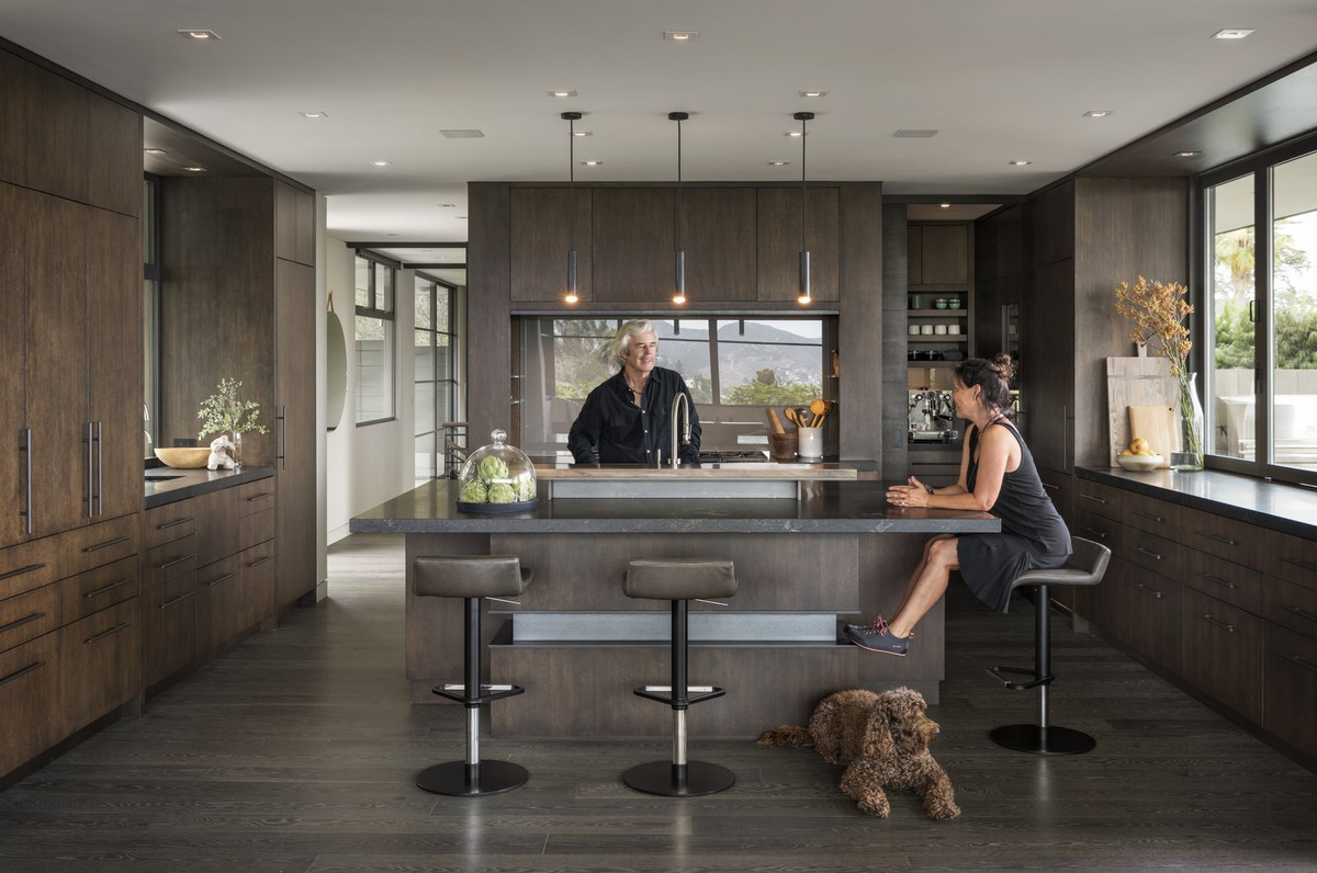 Ngôi nhà xinh đẹp này nằm trên bờ biển và được bao quanh bởi cây xanh tươi tốt.