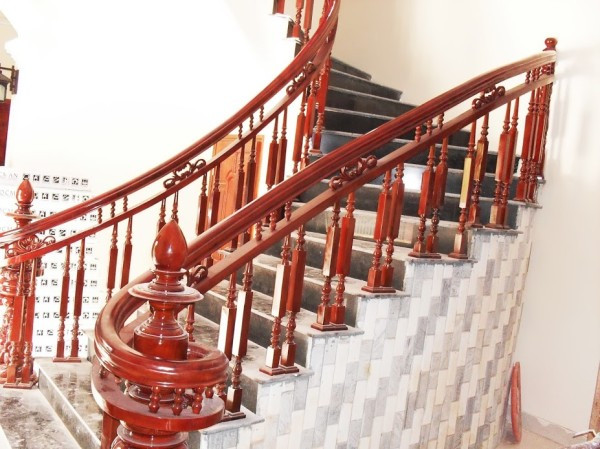 Một chiếc cầu thang gỗ đẹp sẽ để lại ấn tượng khó quên cho những ai ghé thăm nhà bạn. Ảnh: Tuvansango.