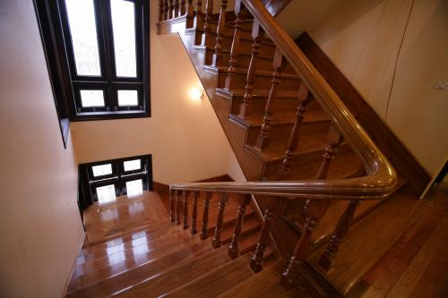  Mẫu cầu thang được làm từ 100% gỗ này mang đến vẻ đẹp cổ kính, sang trọng cho ngôi nhà. Ảnh: Cauthangpbs.