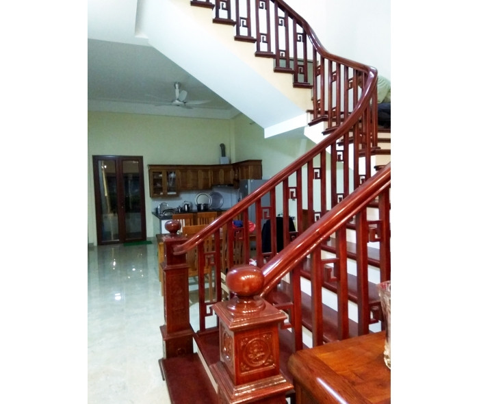 Mẫu cầu thang gỗ với phần trụ lớn khỏe khoắn trong khi phần lan can được thiết kế đơn giản như thế này rất phổ biến trong các ngôi nhà tại Việt Nam. Ảnh: Cauthanghanoi.