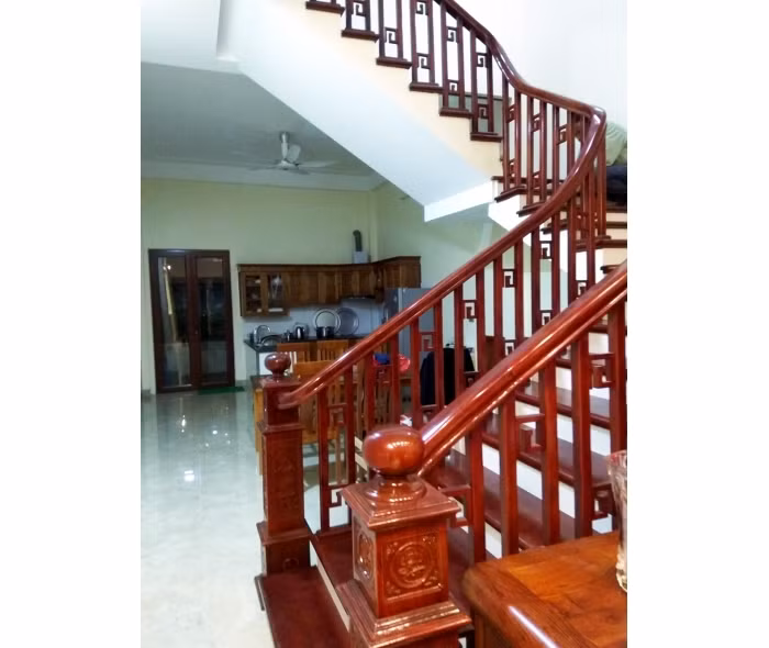 Mẫu cầu thang gỗ với phần trụ lớn khỏe khoắn trong khi phần lan can được thiết kế đơn giản như thế này rất phổ biến trong các ngôi nhà tại Việt Nam. Ảnh: Cauthanghanoi.
