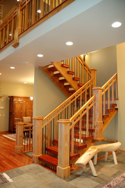 Cầu thang gỗ sáng màu hòa cùng màu sắc ngôi nhà tạo nên vẻ đẹp hài hòa, dễ chịu. Ảnh: Tuvansango.