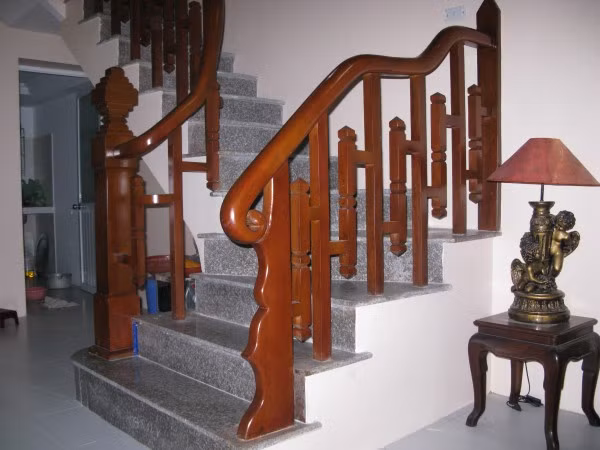 Mẫu tay vịn và lan can gỗ này tuy đơn giản nhưng lại rất được nhiều gia đình lựa chọn. Ảnh: Noithatnhaviet.