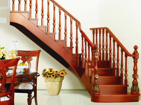 Có rất nhiều loại gỗ để làm cầu thang, bao gồm cả gỗ tự nhiên và gỗ công nghiệp. Ảnh: Cauthanggo.