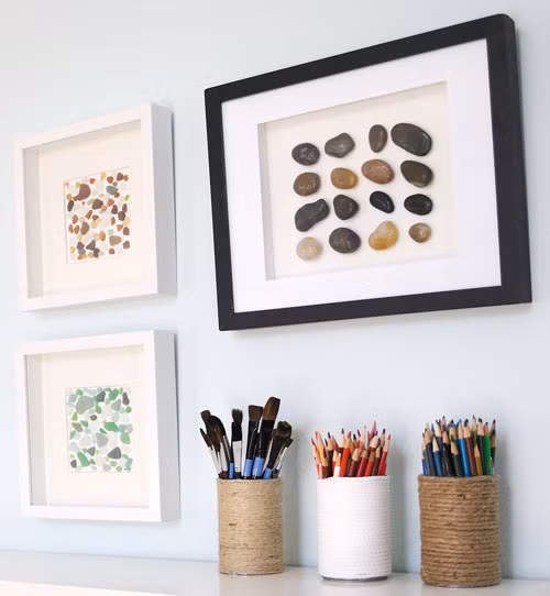 Tranh đá. Tranh đá vô cùng dễ làm, dù bạn thích sắp xếp đá theo trật tự hay lộn xộn cũng đều trông rất nghệ thuật. Chỉ cần lưu ý, nền trắng cho tranh đá thì khung hình sẽ tinh tế hơn.