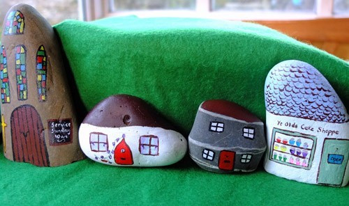 Ngôi nhà đá. Những hòn đá nhỏ có thể sử dụng để vẽ một ngôi nhà, ngôi làng nhỏ dễ thương trên đó. Ngay cả những đứa trẻ cũng có thể vẽ những hình ảnh nguệch ngoạc để trang trí.