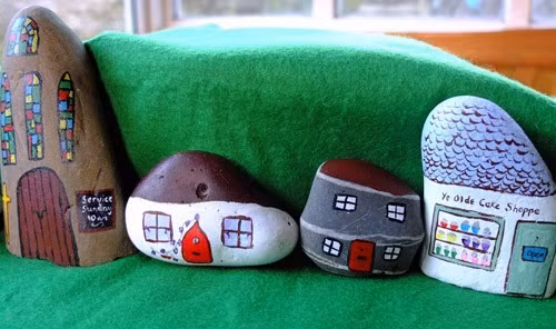 Ngôi nhà đá. Những hòn đá nhỏ có thể sử dụng để vẽ một ngôi nhà, ngôi làng nhỏ dễ thương trên đó. Ngay cả những đứa trẻ cũng có thể vẽ những hình ảnh nguệch ngoạc để trang trí.