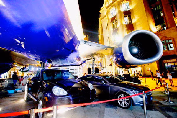 Nó được đặt trên đường Quang Valley, một trong những khu mua sắm sầm uất nhất của Vũ Hán. Cabin của máy bay được chuyển đổi thành phòng ăn và buồng lái chuyển thành buồng mô phỏng bay để khách hàng có thể trải nghiệm những gì họ muốn tìm hiểu ở một chiếc máy bay thương mại.