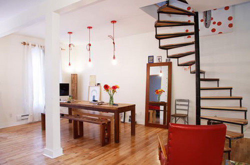 Bạn có thể đặt một vài chậu cây nhỏ ngay dưới chân cầu thang xoắn ốc nhà mình để không khí thêm trong lành. Ảnh: Diaoconline.