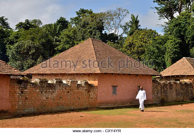 Những ngôi nhà này được sử dụng như tòa án hoàng gia và là nơi cư trú của tất cả các bà vợ cùng vua và 500 người con.