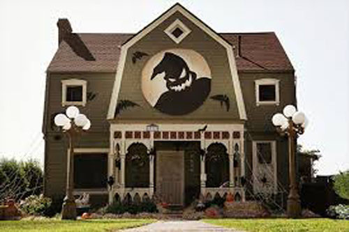 Nhiều ngôi nhà lân cận cũng trang trí cho ngày lễ Halloween nhưng họ chỉ trang hoàng bằng bí ngô và mạng nhện. Chính vì vậy ngôi nhà này trở nên đặc biệt nhất vùng.