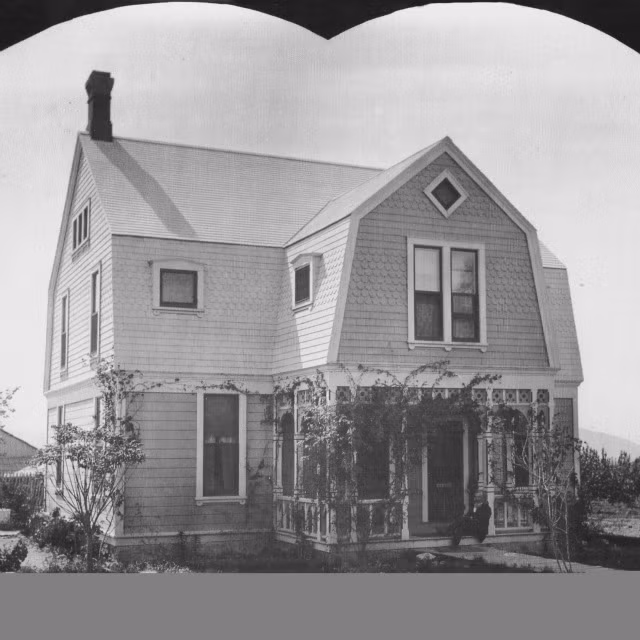 Ngôi nhà này được lấy ý tưởng từ những giấc mơ thời thơ ấu. Cô đã được ba mẹ dạy về xây dựng nhà cửa từ bé. Vì thế mà không quá khó khăn để thực hiện ý tưởng ngôi nhà Halloween này.