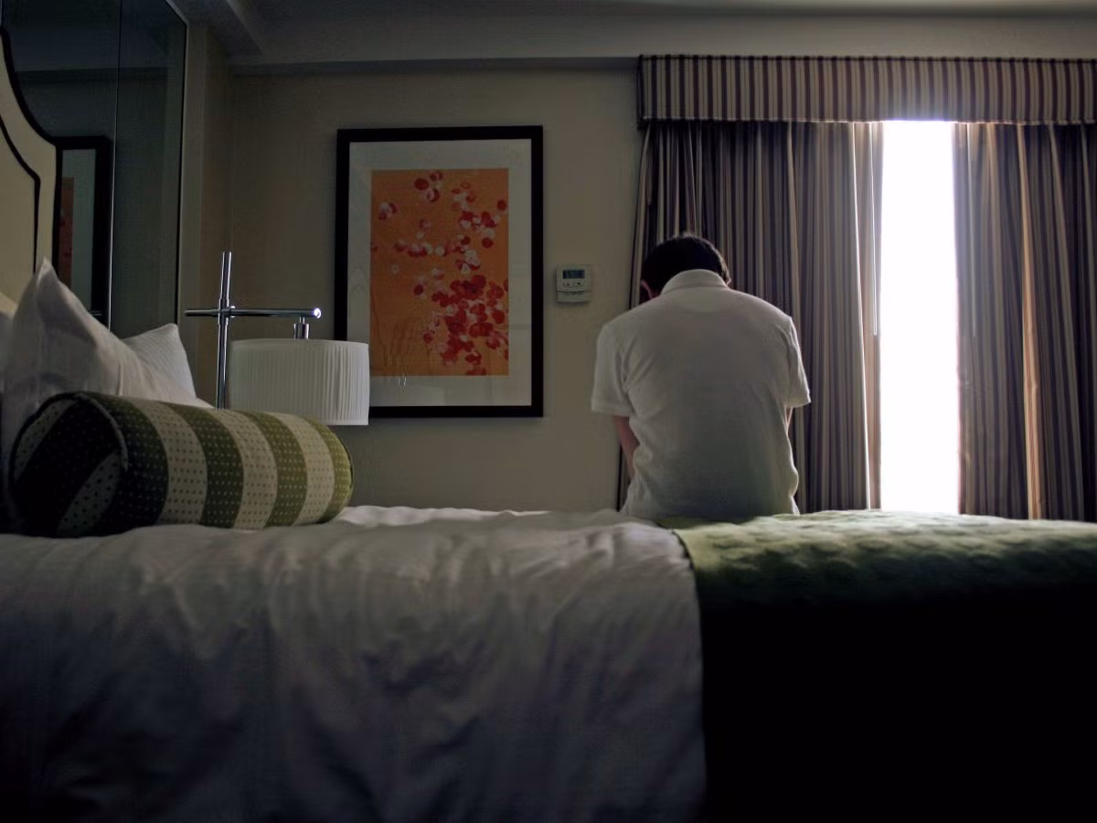 Cuộc sống ban đầu của gia đình ông vô cùng khó khăn với một người cha làm thanh tra giao thông nhưng lại nghiện rượu nặng. Khi McAfee được 15 tuổi thì cha ông tự tử.