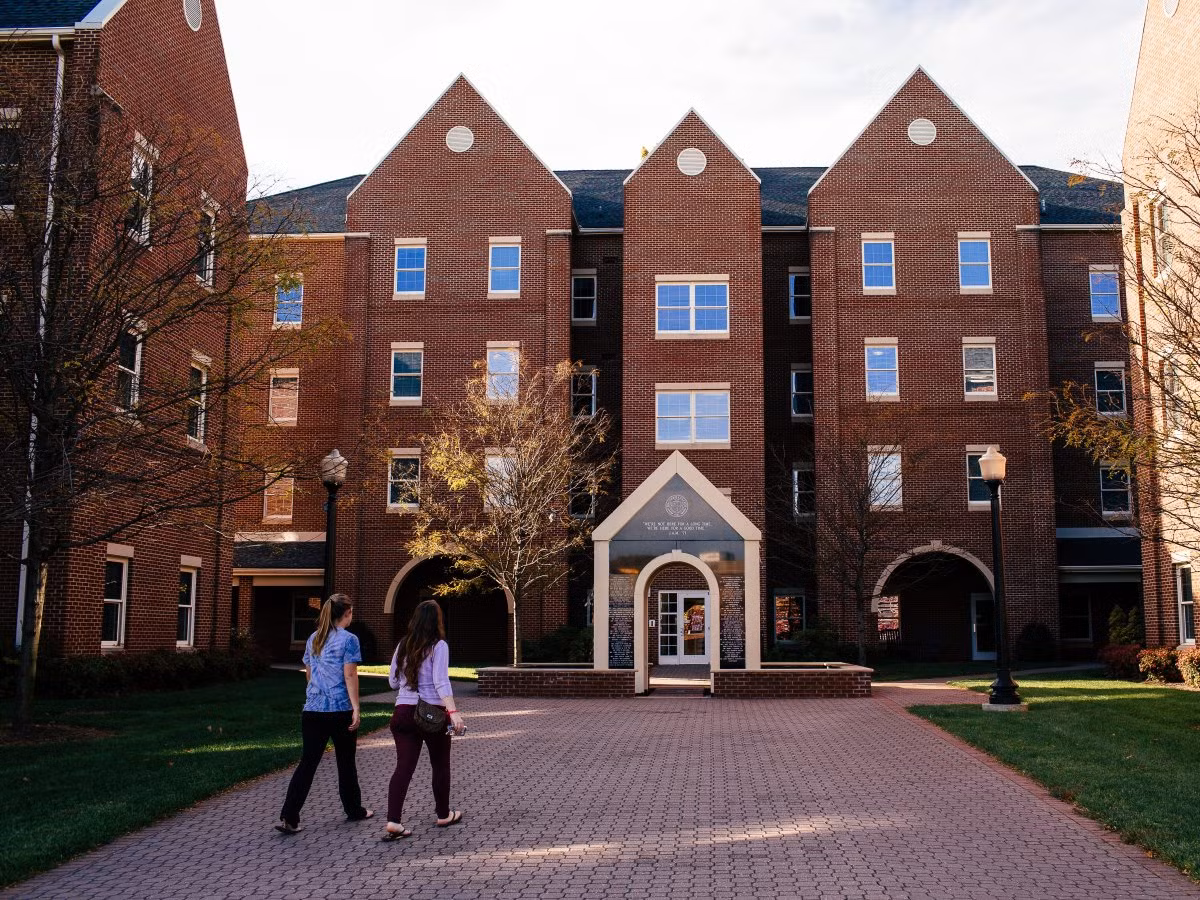 Khi vào học tại đại học Roanoke, ông cũng bắt đầu uống rượu. Nhưng anh chàng trẻ tuổi khi đó là một doanh nhất sắc sảo. Ông đã lập ra một công ty chuyên đi đưa báo tới tận cửa nhà, gia tài đầu tiên của ông bắt đầu từ đó.