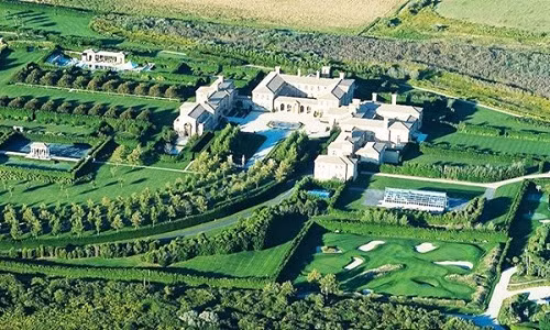 Biệt thự Fair Field. Biệt thự của tỷ phú Mỹ Ira Rennert với quang cảnh tuyệt đẹp nhìn ra Đại Tây Dương. Nó có tới 29 phòng ngủ, 39 phòng tắm, 3 bể bơi và cả nhà máy điện riêng.