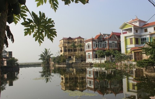 Với phần lớn người dân làm nghề buôn bán thịt lợn, làng Miêng Thượng ở xã Hoa Sơn, huyện Ứng Hòa, Hà Nội thực sự được “thay áo mới” với những ngôi biệt thự cao tầng đua nhau mọc lên chạy từ đầu làng đến cuối làng.