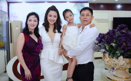 Chính mẹ hoa hậu cũng tâm sự rằng, "Anh Hiệp - người chồng hiện tại của tôi là người rất thương và chăm lo cho Ngân cũng như em gái của Ngân. Dù không phải là bố đẻ nhưng anh còn quan tâm nhiều hơn chính con ruột của anh”.