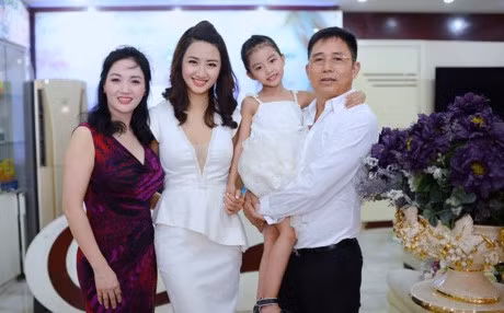 Chính mẹ hoa hậu cũng tâm sự rằng, "Anh Hiệp - người chồng hiện tại của tôi là người rất thương và chăm lo cho Ngân cũng như em gái của Ngân. Dù không phải là bố đẻ nhưng anh còn quan tâm nhiều hơn chính con ruột của anh”.