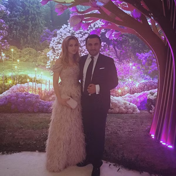 Đám cưới còn có sự xuất hiện của tổng thống Armenia Serzh Sargisyanu, nhiều ông lớn trong giới nhà giàu và nhiều ngôi sao nổi tiếng.