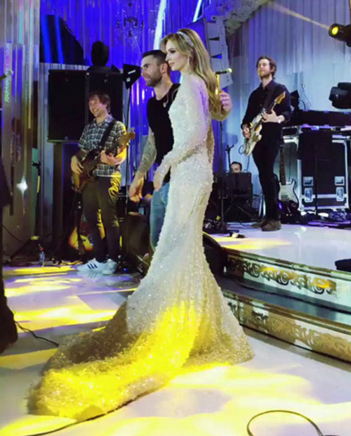 Nhóm Maroon 5 trình diễn tại đám cưới với cát-xê ước tính khoảng 500-800.000 USD.