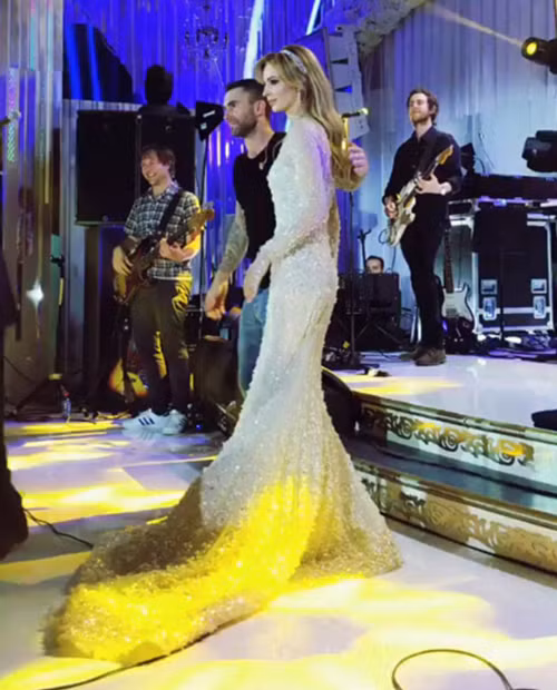 Nhóm Maroon 5 trình diễn tại đám cưới với cát-xê ước tính khoảng 500-800.000 USD.