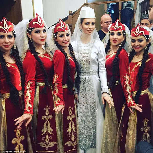 Sau đó, cô dâu thay một bộ váy lộng lẫy khác và cuối cùng là bộ áo choàng, đội khăn truyền thống của Georgia như một cô dâu hoàng gia.