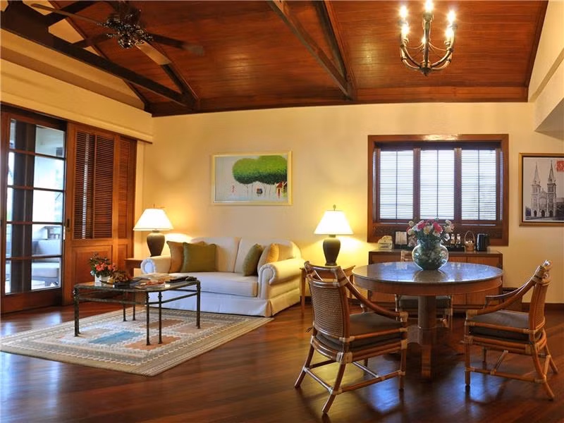 So với sàn gỗ tự nhiên, sàn gỗ công nghiệp có khả năng chống cong vênh mối mọt rất tốt. Ảnh: Noithatgiabao.