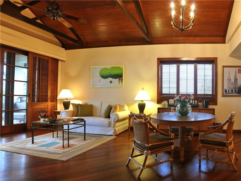 So với sàn gỗ tự nhiên, sàn gỗ công nghiệp có khả năng chống cong vênh mối mọt rất tốt. Ảnh: Noithatgiabao.