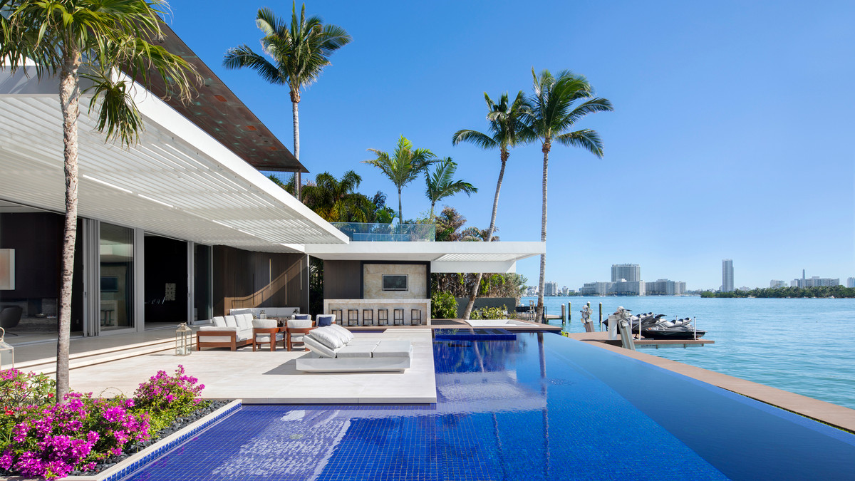 Bên trong biệt thự có cầu thang xoắn cực sang chảnh - Hình 2 Ben trong biet thu co cau thang xoan cuc sang chanh-Hinh-2