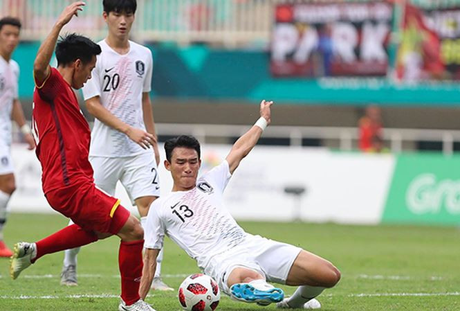 Lo gia quang cao trong tran Olympic Viet Nam tranh Huy chuong dong