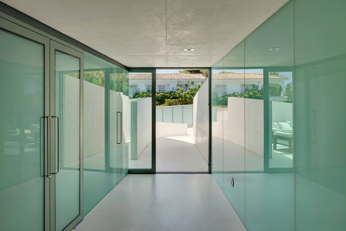 Biet thu hien dai voi be boi co day bang kinh tren mai nha-Hinh-7