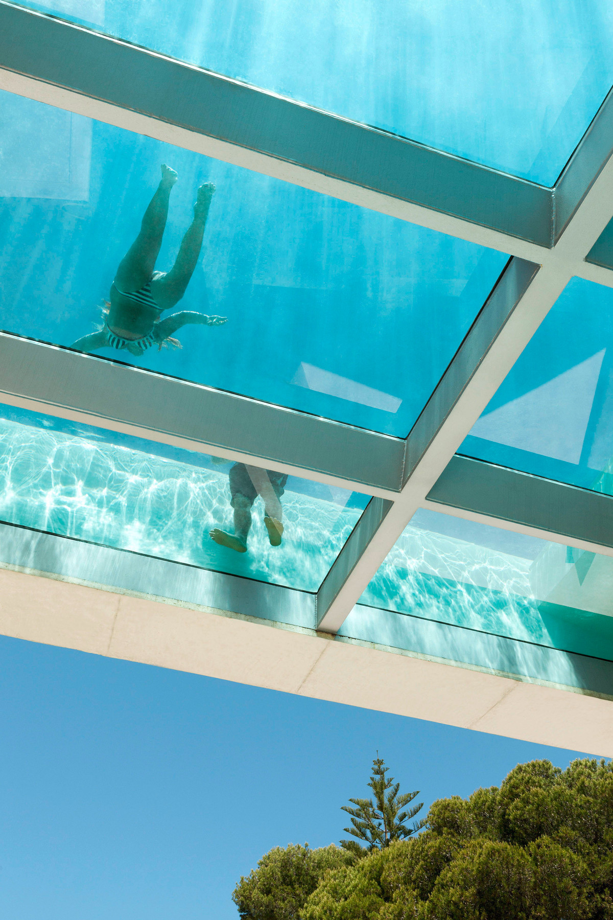 Biet thu hien dai voi be boi co day bang kinh tren mai nha-Hinh-4