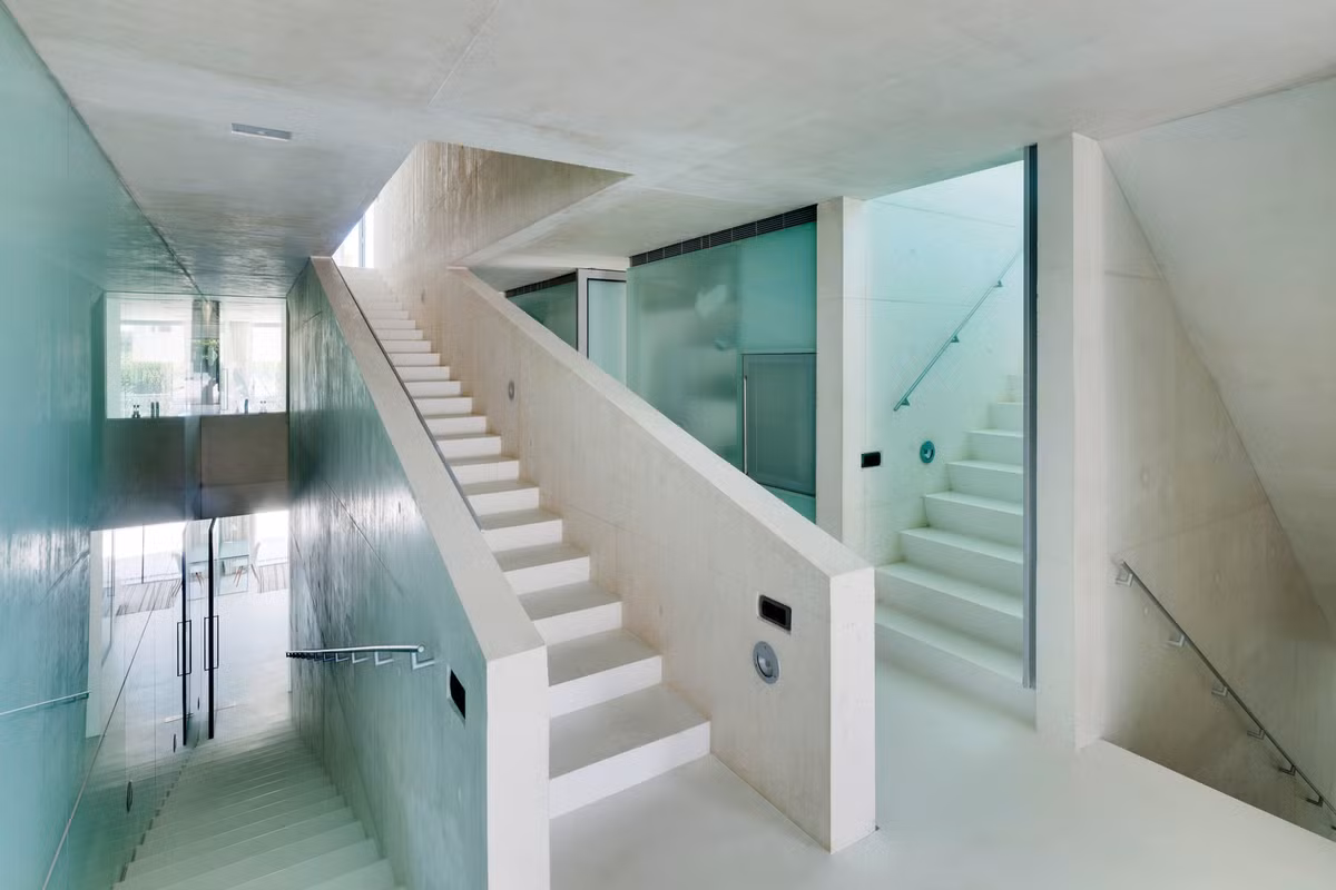 Biet thu hien dai voi be boi co day bang kinh tren mai nha-Hinh-2