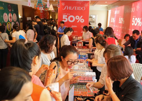 Sự kiện giảm giá hàng hiệu VStyle’s Private Sale với 200 thương hiệu nổi tiếng sẽ đồng loạt giảm 50% giá diễn ra tại tòa nhà Tower Hai Bà Trưng, Hà Nội nhằm đáp ứng nhu cầu mua sắm của nhiều người trong dịp đại lễ này.