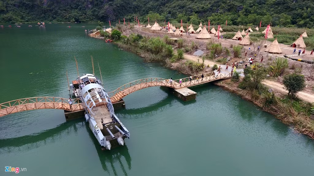 Phía dòng sông bên cạnh đảo là con tàu của quân đội đổ bộ đến đây để tìm kiếm Kong.