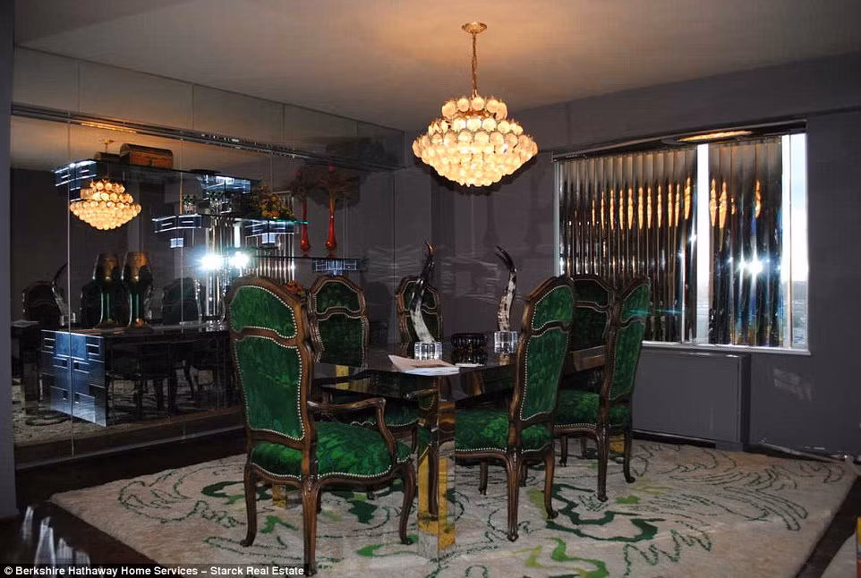 Những chi tiết cổ điển vẫn còn nguyên vẹn, từ hoa lá giả để trang trí cho đến bàn ăn sáng và mành kim loại ở bậu cửa sổ.