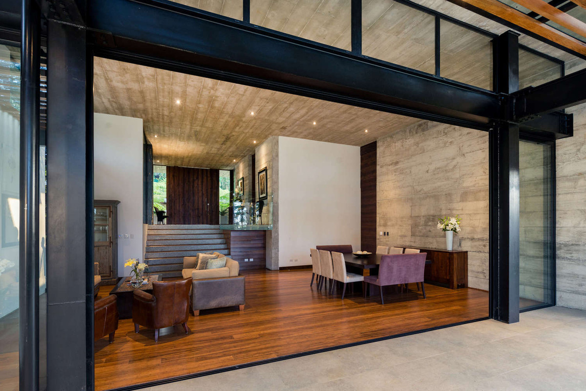 Phòng khách vô cùng rộng rãi và thoáng mát. Ảnh: Archdaily.