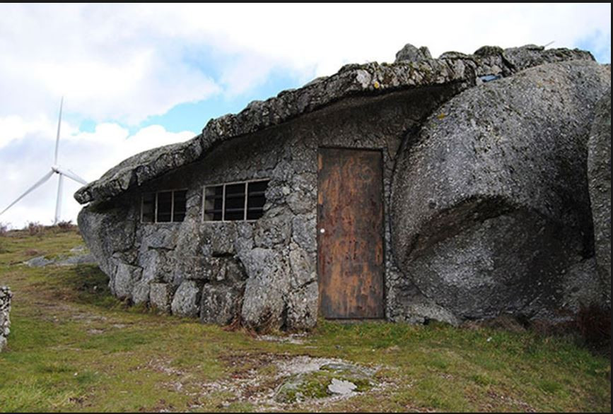 Xung quanh nhà đá là trang trại gió rất thơ mộng. Nguồn ảnh: Archdaily.