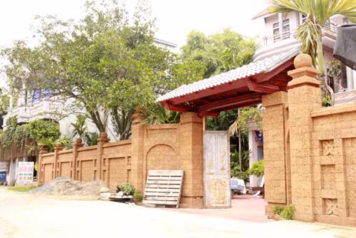 Có nhiều loại đá được sử dụng để xây hàng rào như đá trắng, đá xanh...Tuy nhiên, xây tường rào bằng đá ong mới được coi là “mốt” khẳng định đẳng cấp của đại gia. (Ảnh Licdn)