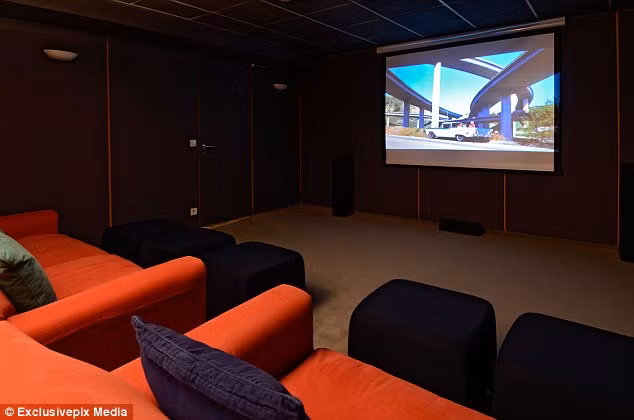 Một rạp chiếu phim mini phục vụ nhu cầu của khách quan cũng như chủ nhân ngôi nhà.